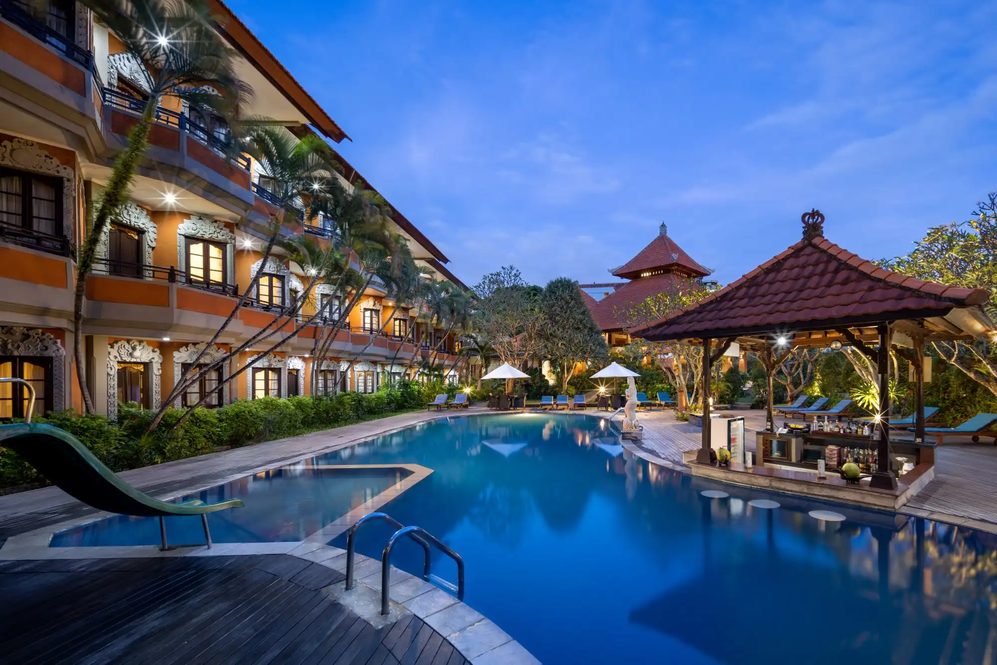 Swimming Pool and Sunken Bar