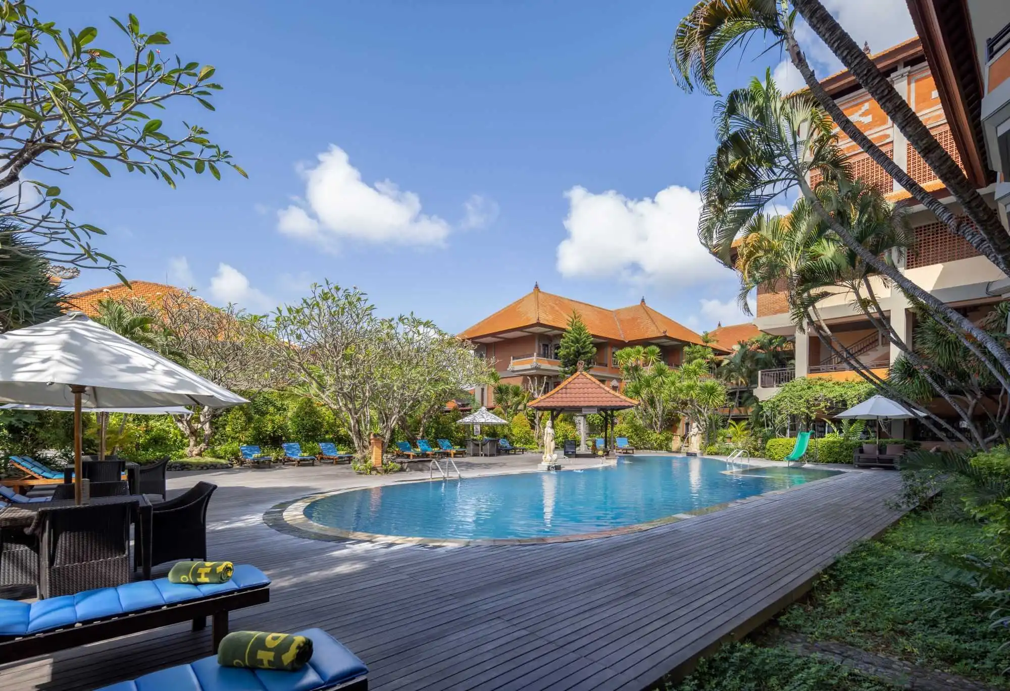 Swimming Pool and Sunken Bar