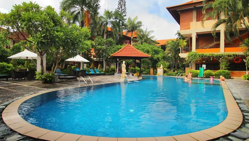 Swimming Pool and Sunken Bar